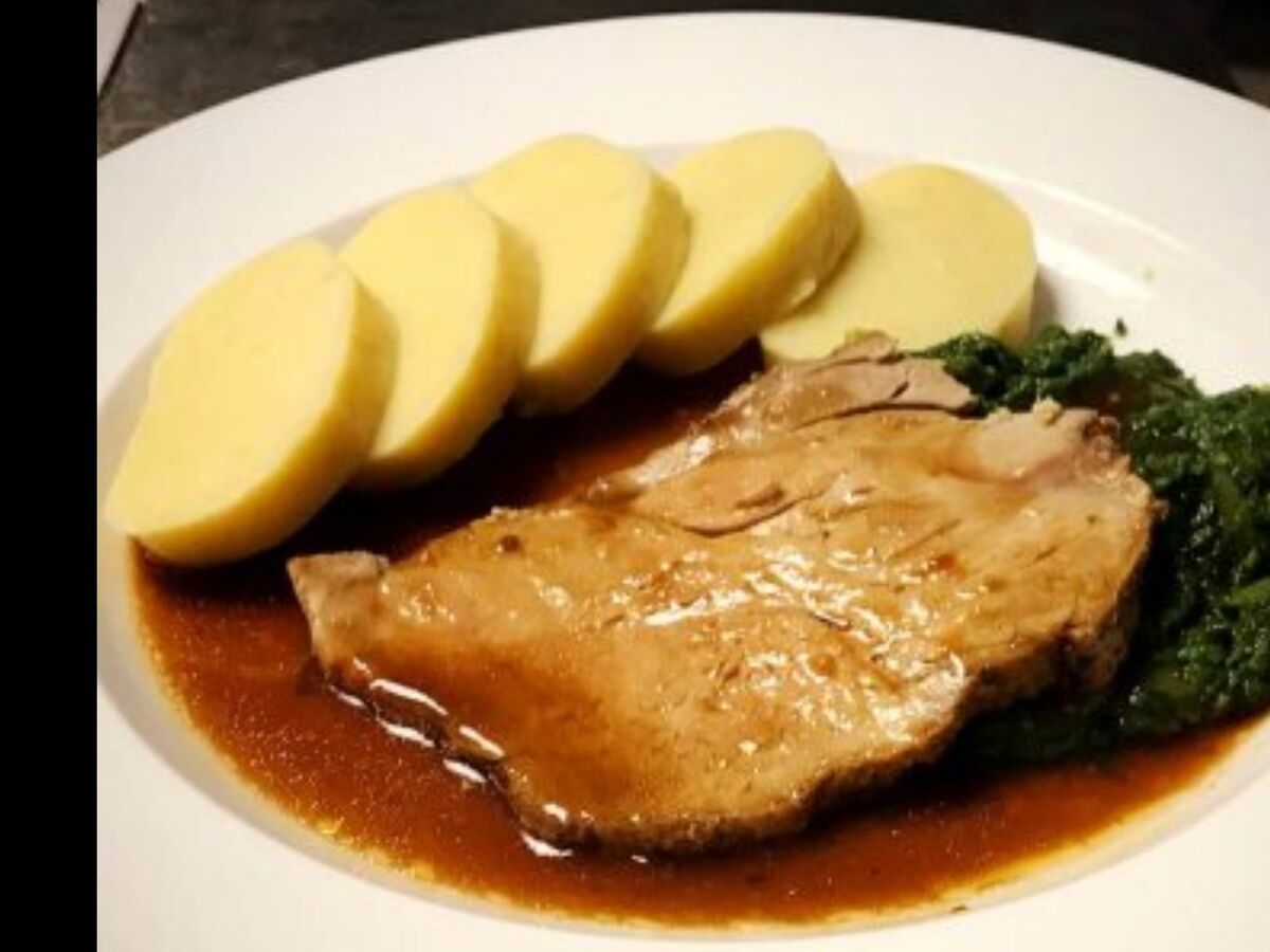 Pečené maso s houskovým knedlíkem a omáčkou