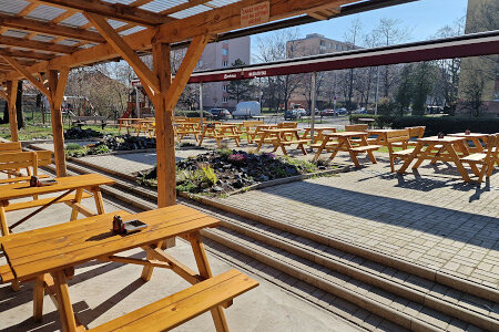 Krytá letní zahrádka restaurace Na Sídlišti 1962